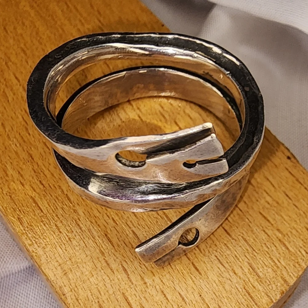 925 Sterling Silver Unique Ring Size 8 1/2